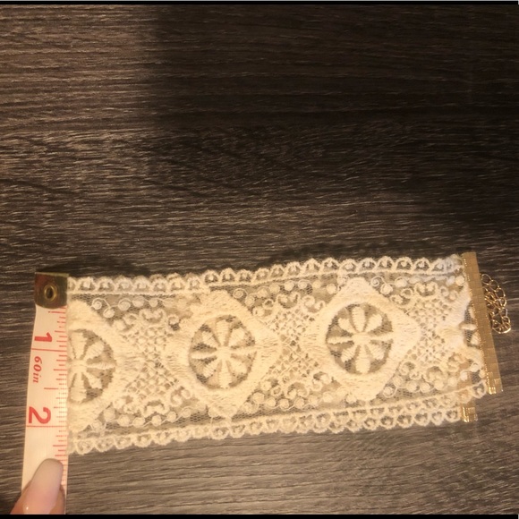 Cream Colored Lace Choker - Picture 2 of 3